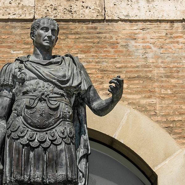 Jül Sezar çoğu Romalının aksine uzun boyluydu ve kendine özgü bir moda anlayışı vardı. İyi bir mizah anlayışı olduğu da biliniyor.