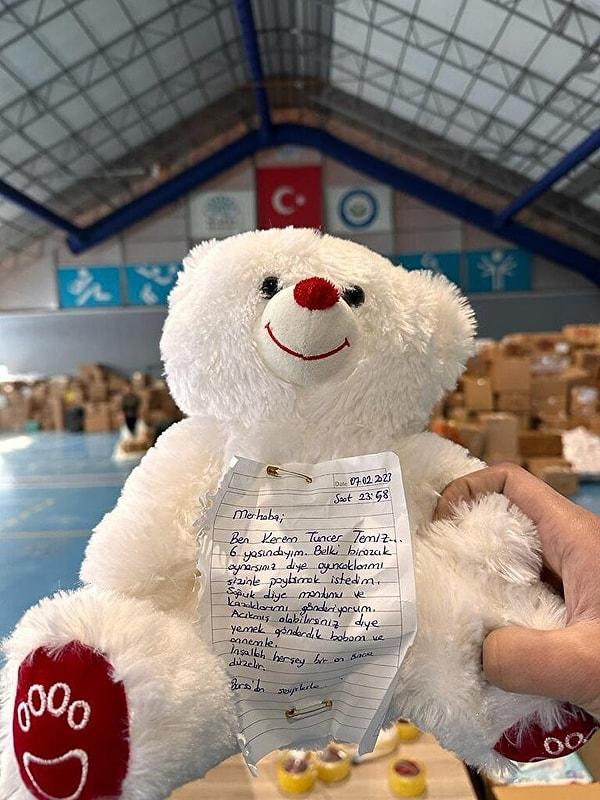 Deprem bölgelerine, kıyafetten tutun da hijyen malzemelerine kadar birçok şey gönderilirken depremzede çocuklar da unutulmamış ve birçoğuna oyuncak gönderilmişti.