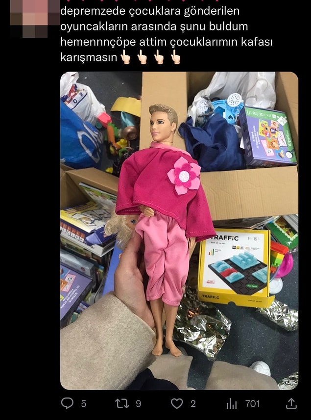 Depremzede �ocu�a G�nderilen Erkek Bebe�e Pembe K�yafet Giydirildi�i ��in ��pe Att�