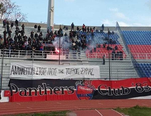 2. Yunanistan 3. Ligi'nde yer alan Panionios'un taraftarlarının pankartı: "Türkiye ve Suriye halkları ile dayanışma."