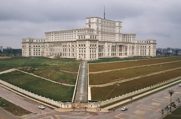7. Это самое тяжелое здание в мире — Дворец Парламента в Бухаресте, Румыния: