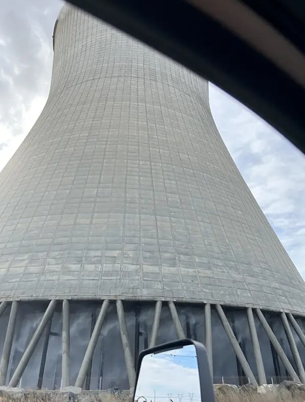 13. Охладительные башни имеют открытое днище: