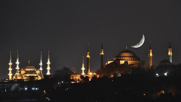 Müslümanlar tarafından kutsal olarak addedilen üç aylar, 12 Ocak 2024 Cuma günü başladı. Üç ayların ilk kandil gecesi olan Regaip Kandili de eda edildi.