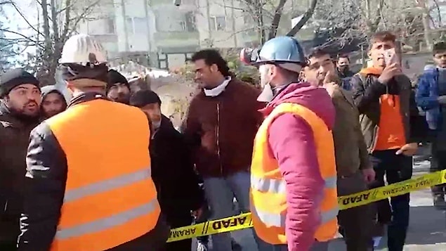 Enkazda �nsan De�il Banka Kasas� Arand�! �al��malara Ara Verilmesine Tepki G�sterdiler