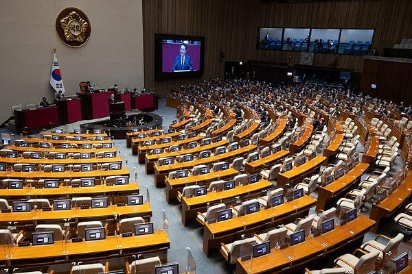 Güney Kore milletvekilleri ise maaşlarının yüzde 3'ünü depremzedeler için bağışlayacağını duyurdu.