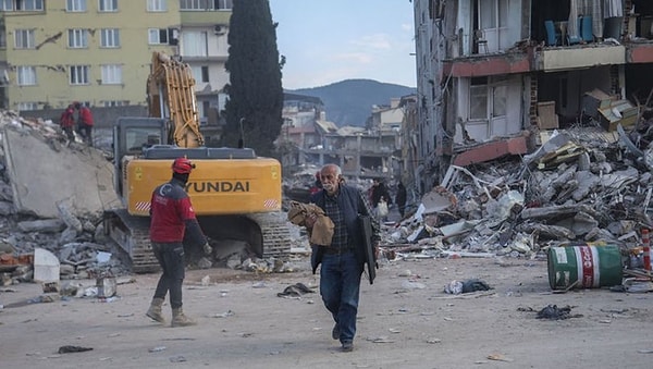 Erdoğan deprem bölgesindeki çalışmalara katılan kamu personeli sayısını da paylaştı.