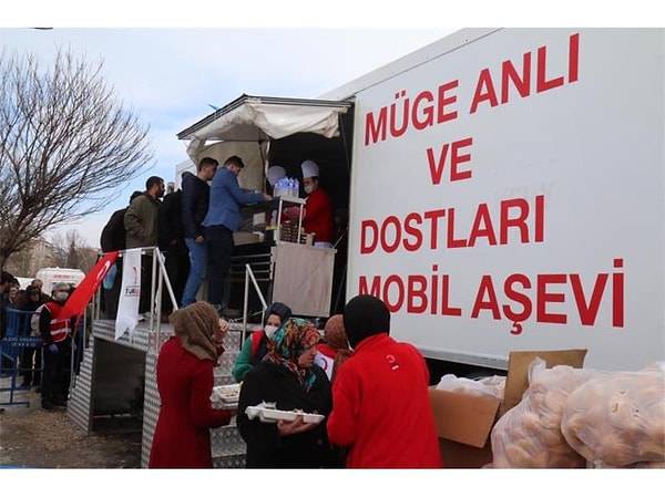 44'ten fazla mobil aşevi bulunan Müge Anlı, bu yardımlar sayesinde Elazığ depremi, Karadeniz'de yaşanan sel ve Marmaris bölgesinde yaşanan yangın felaketlerinde görev aldıklarından bahsetti.