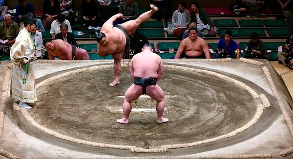 4. Japonya'da bir sumo güreşçisinin bebeğinizi ağlatması iyi şans olarak kabul edilir.