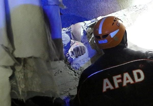 Hem Türk hem de birçok ülkenin arama-kurtarma ekipleri yıkılan binaların altında kalan canlara ulaşmak için büyük gayret gösteriyor.