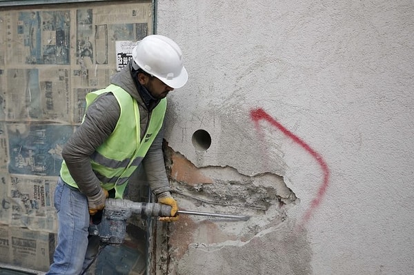 Açıklamanın devamında'' 2000 yılı sonrası binalar genelde yapı denetimli ve hazır betonlu olup betonları istenen değerleri sağlar.Beton santrallerinde imalat aşamasında testleri yapılır. İnşaat esnasında da yapı denetim firmaları numune alıp basınç testlerini yaparlar.'' dedi.