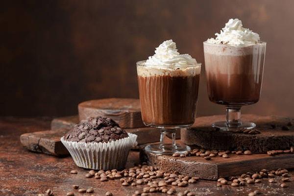Mutlu olduğunuz zamanlarda çikolatalı kahveleri tercih edebilirsiniz. Mocha veya çikolata şuruplu latte, ruh halinize iyi gelecek kahveler arasındadır.