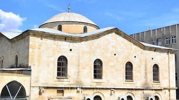 Camide 19. yüzyıla ait kitabeler vardır ancak bunlarda da yapıyı kimin inşa ettiği yazmaz. Ancak Osmanlı arşivlerinde Alaüddevle ve onun zevcesi Şems Hatun'un inşa ettirdiği yazar.