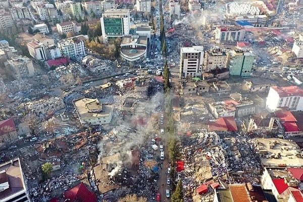 Türkiye'de 6 Şubat günü Kahramanmaraş merkezli 7,7 ve 7,6 büyüklüğünde iki deprem oldu. Can kayıpları depremlerin çok şiddetli olması yanında yapı stokunun da etkisiyle çok yüksek boyutlarda. Bazı il ve ilçelerde neredeyse hasarsız bina kalmadı.