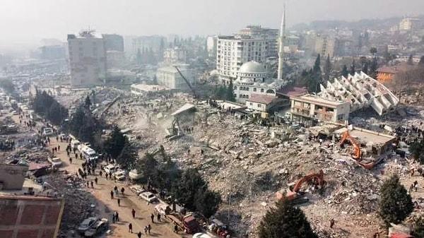 Depremin ilk gününden beri haber kanalları afet bölgesindeki arama kurtarma çalışmalarını anbean izleyicilere aktarıyor.