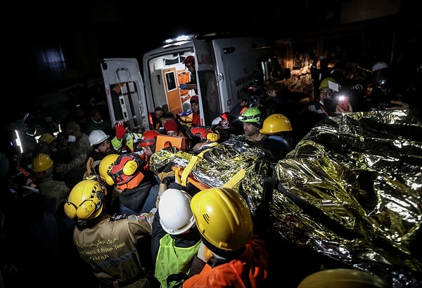Kahramanmaraş merkezli depremlerde Hatay'ın Antakya ilçesinde yaşadığı 15 katlı binanın zemin katında bulunan dairesinde enkaz altında kalan Hüseyin Berber 183. saatin sonunda kurtarıldı.