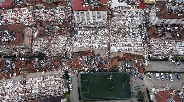 6 Şubat Pazartesi günü Kahramanmaraş'ta 7.6 ve 7.7 olmak üzere iki büyük deprem gerçekleşti. Deprem, 11 ilde büyük yıkıma yol açtı.