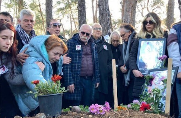 Ünlü sanatçı, kızının vefatının ardından sosyal medya paylaşımıyla herkesin yüreğini yaktı. Kızının fotoğrafını ''Babalarından önce ölmemeli çocuklar.'' mesajıyla Twitter hesabından paylaştı.