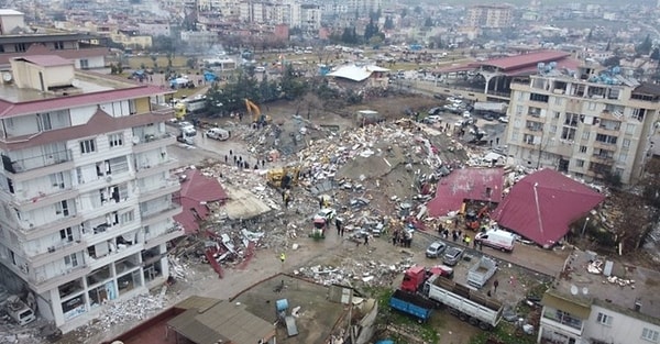 Aktaş, "Gece saat 04.16 civarında sallanmaya başladık. Evimiz birinci katta olduğu için hemen balkona koştuk ve eşim beni balkondan aşağı attı. Binadan biraz uzaklaşınca bina bir anda yıkıldı ve komşularımızın hepsi enkazın altında kaldı" dedi.