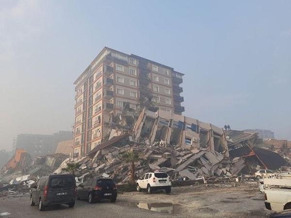 Evlerin adeta kağıttan kuleler gibi yıkıldığı depremde binlerce vatandaşımız hayatını kaybetti.
