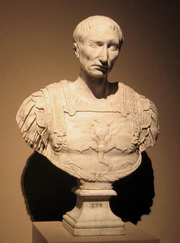 3. Julius Sezar kendisine yukarıdan bakılmasını yasaklamıştı! Sebebi ise biraz komikti...