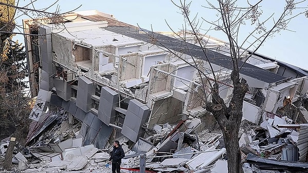 Diyarbakır Cumhuriyet Başsavcılığının 6 Şubat'ta merkez üsleri Kahramanmaraş'ın Pazarcık ve Elbistan ilçeleri olan depremlerde kentte yıkılan binalardaki kusurların tespitine ilişkin başlattığı soruşturma sürüyor.