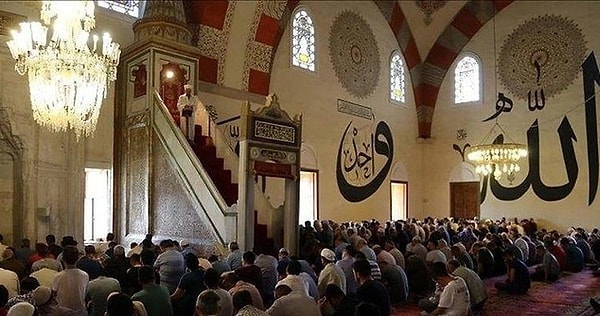 Müslüman dünyası için haftanın en önemli günü olan Cuma gününde binlerce vatandaş, Cuma Namazı saatinde camilerde Allah rızası için namazlarını kılacaklar.