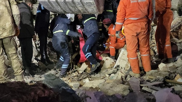 Tarım ve Orman Bakanlığı Tarımsal Araştırmalar ve Politikalar Genel Müdürlüğü (TAGEM) ekipleri köye giderek ineğin kurtarılması için destek istedi.