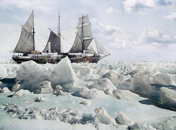 Shackleton, Antarktika keşfi için ekibiyle yola koyulmuştu. Ekibiyle birlikte yola çıktığı Endurance isimli gemi 1915'te buza saplanıp kaldığında, yine de ümitlerini kaybetmemişlerdi.