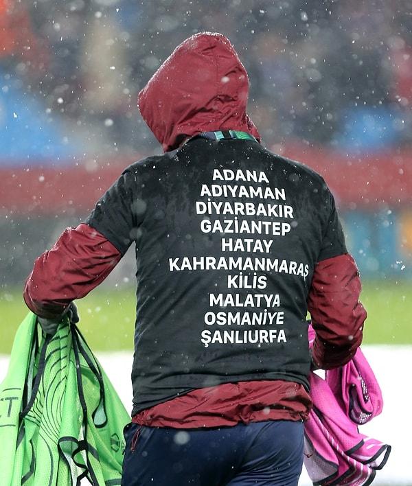 Trabzonspor, ısınmaya depremden etkilenen şehirlerin isimlerinin yazılı olduğu tişörtlerle çıktı.