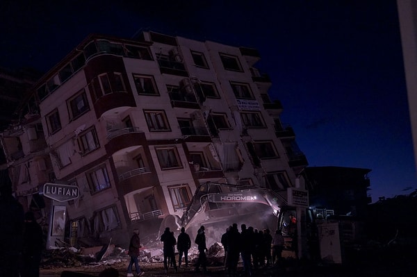 Binlerce binanın yıkıldığı depremde sayısız bina da kullanılamaz hale geldi. Evi yerle bir olan ya da ağır hasar alan vatandaşlar memleketlerini terk etmeye başladı.