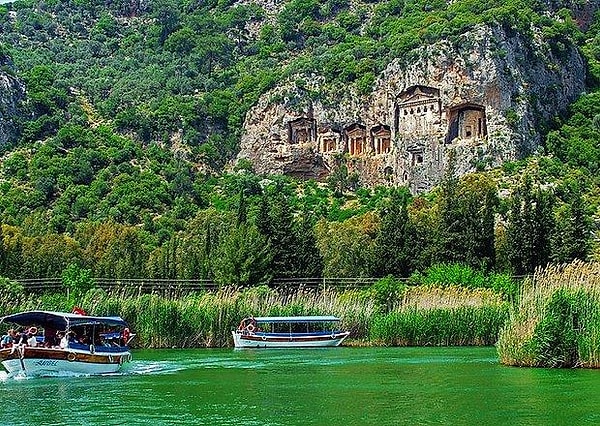 4. Muğla'nın Ortaca ilçesinde bulunan Kaunos Kral Mezarları'nın yapımı ne kadar eskiye dayanmaktadır?