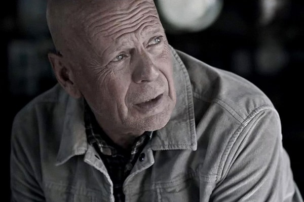 ABD'li aktör 68 yaşındaki Bruce Willis’in geçtiğimiz yıl bilişsel yeteneklerini etkileyen afazi hastalığı teşhisi konulmasından sonra oyunculuk kariyerinden uzaklaşacağı açıklanmıştı.