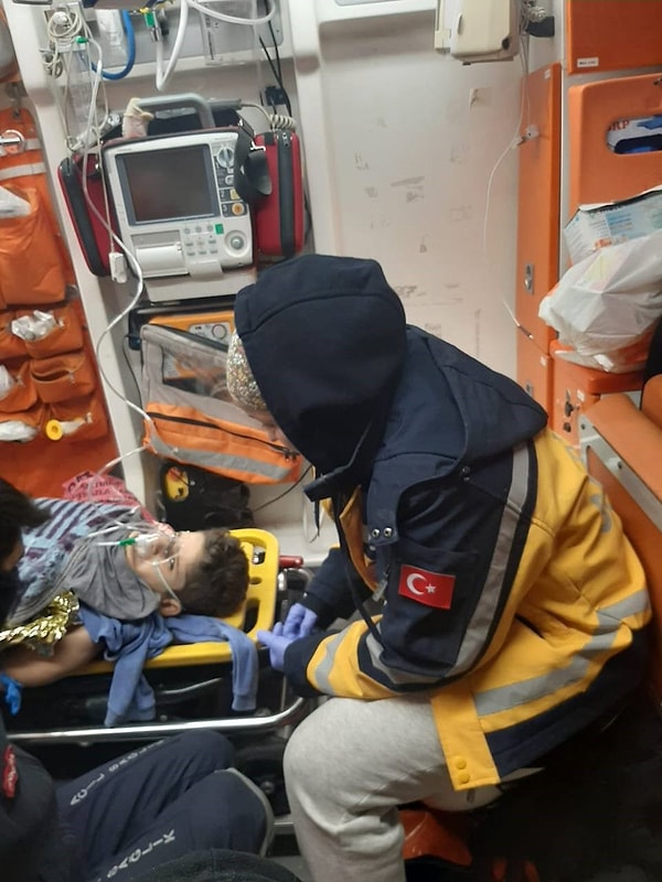 Depremzede çocuk, ambulansla hastaneye kaldırıldı.