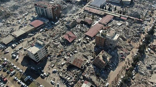 6 Şubat Pazartesi günü sabah saatlerinde merkez üssü Kahramanmaraş Pazarcık'ta 7.6 şiddetinde deprem meydana geldi. Öğle saatlerinde ise merkez üssü Elbistan'da 7.7 şiddetinde bir deprem daha yaşandı.