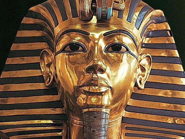 Mısır kraliyetinin yapısı erkeklere yönelikti. Firavun, erkek tanrı Horus'un dünyevi tezahürü olarak görülüyordu ve tahta kralın yerine en büyük oğlunun geçmesi bekleniyordu. Ancak kader, ara sıra bu sistemin başarısız olduğunu ve bir kadının kendisini Eski Mısır tahtında bulduğunu gösterirdi.