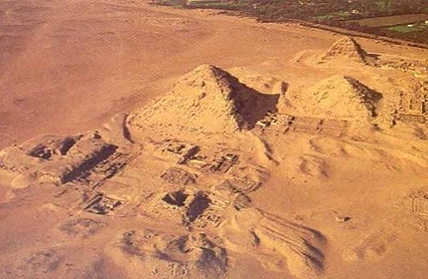 Hükümdar olduğu dönem hakkında pek bir şey bilinmiyor, ancak tamamlanmamış bir yapı olan Kuzey Mazghuna piramidinin onun için yapılmış olabileceğine inanılıyor.