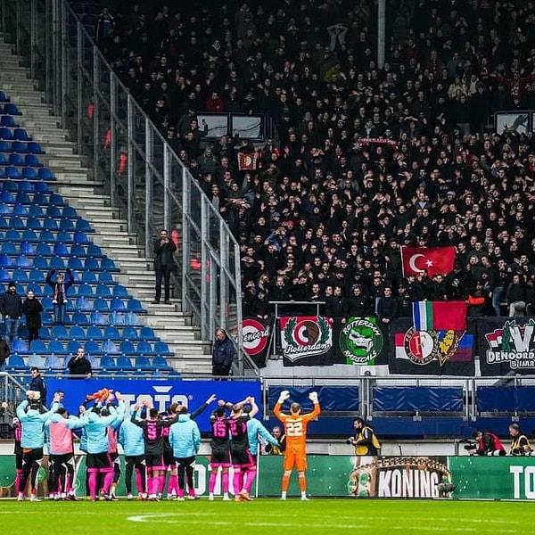 8. Feyenoord taraftarları, Heerenveen maçı sonunda Orkun Kökçü'yü tribüne çağırarak Türk bayrağı açtı.