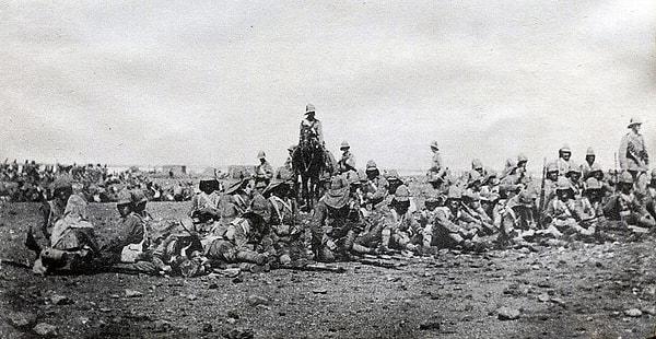 1898'deki Omdurman Savaşı, İngiltere'nin bölgeyi güvence altına almasıyla Mehdist güçlere karşı kesin bir zaferdi. Bu yeni fethedilen bölgenin artık yönetilmesi gerekiyordu ve Sudan o an için Mısır'ın kontrolü altındaydı. Mısır’ı ve Sudan’ı bölme kararı, Kitchener'ın fethinden bir yıl sonra, 1899'da alındı.