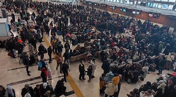 Bu nedenle depremden etkilenen Adıyaman, Gaziantep, Kahramanmaraş, Malatya, Adana, Diyarbakır, Elazığ ve Şanlıurfa havalimanlarından bir süredir tahliye seferleri yapılıyor.