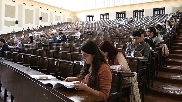 Özvar, ayrıca depremden etkilenen öğrencilerin bahar döneminde kayıtlarının dondurulması ve bu sürenin azami öğrenim süresinden düşülmemesine karar verildiğini açıkladı.