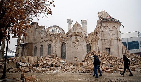 Ersoy, 'deprem yaşandığı ilk andan itibaren' tarihi eserlerin korunmaya alındığını belirtti.