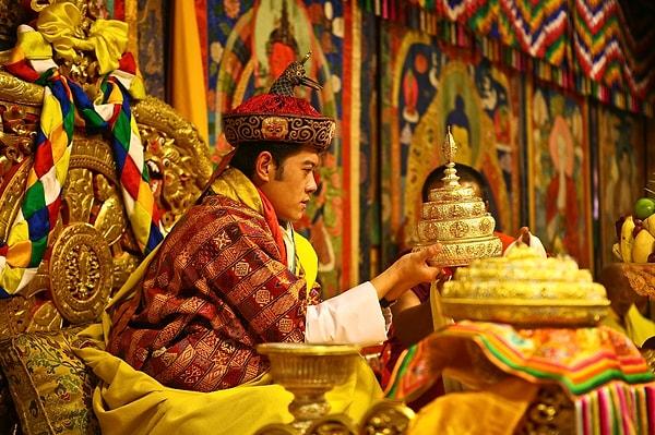 25. Bhutan Kralı halk tarafından çok seviliyor ve saygı görüyor.