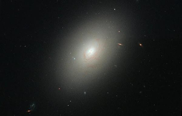 Gözlemlere göre bugün kara delikler, galaksilerinin boyutlarıyla karşılaştırıldığında bile dokuz milyar yıl öncesine göre çok daha büyükler.