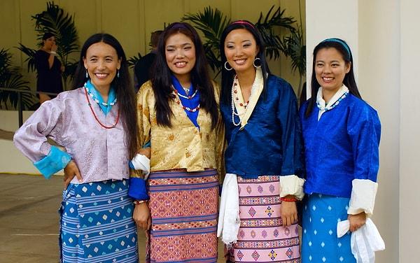 27. Bhutan'da ulusal kıyafetler giymek zorunlu.