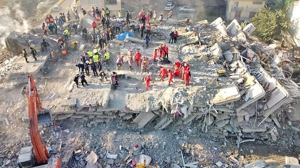 6 Şubat Pazartesi günü Kahramanmaraş'ta 7.6 ve 7.7 olmak üzere iki büyük deprem gerçekleşti. Deprem, 11 ilde büyük yıkıma yol açtı.