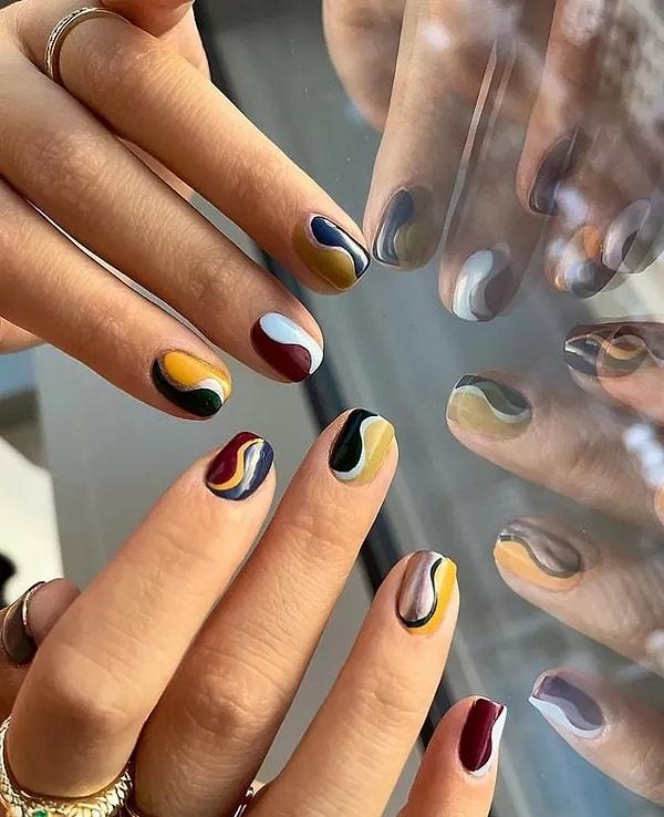 3. We are here with a manicure inspired by the 70s! You can get a more stylish image by adding metallic nail polish to this nail art, which is a combination of dark shades in winter.