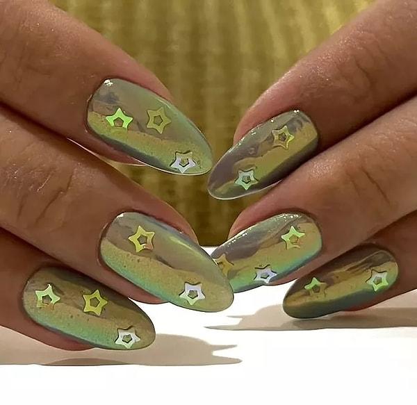 4. Draw attention to your hands with holographic starry, green chrome powdered nails.