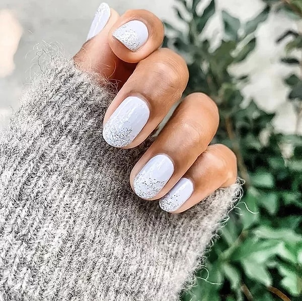 15. It's not really winter until your fingernails are covered in snow! We loved this frosted nail look very much.