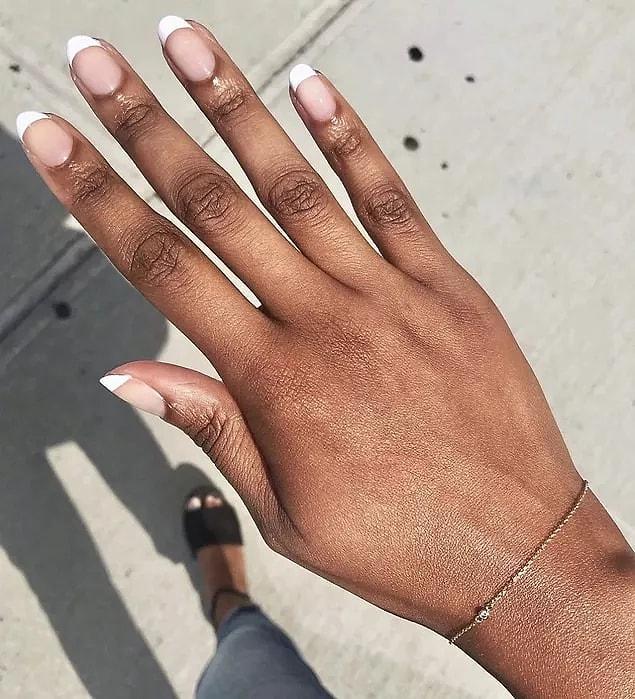 16. The classic, white-tipped French Manicure, which is the trend and indispensable of every season.