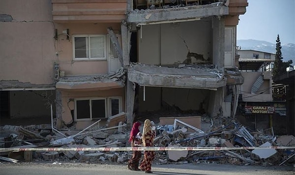 Asla depremzedeler kadar olmasa da birçoğumuzun sarsıldığı bu zorlu süreçte sıcak yatağımıza girmekten bile utandığımız günler oldu.